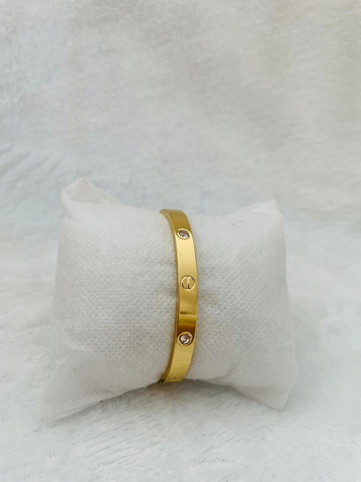 Pulsera Elegante Chapada en Oro con Detalles de Tornillo y Circonitas