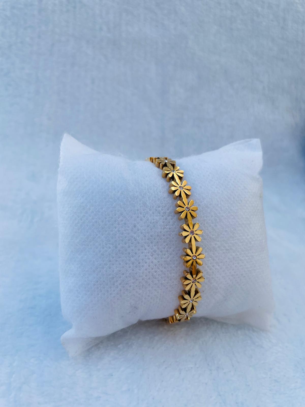 Pulsera dorada con flores delicadas