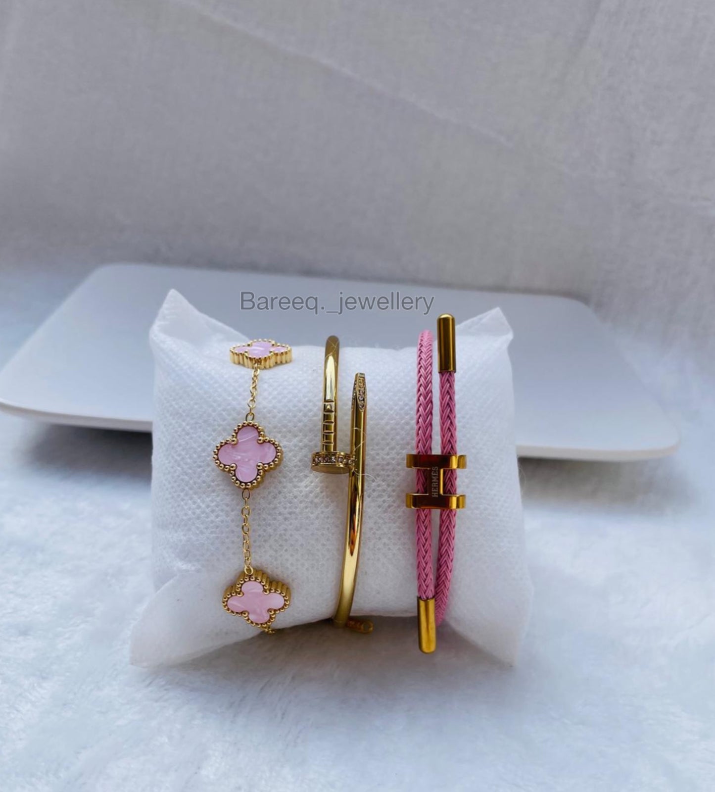 Set de Pulseras Oro Rosa: Elegancia Moderna y Distinción