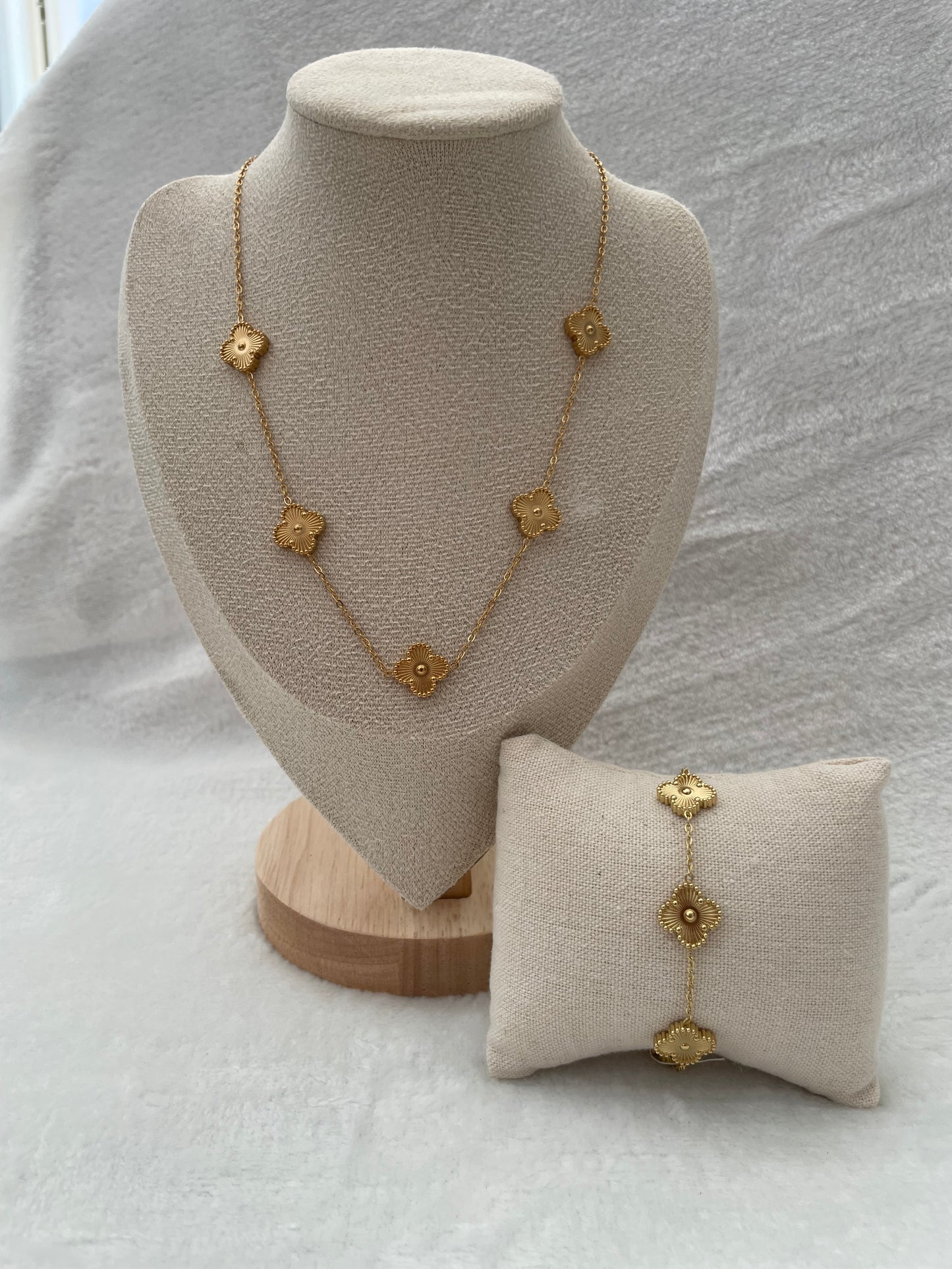 Conjunto de Collar y Pulsera Dorados con Motivos Florales de Cuatro Pétalos