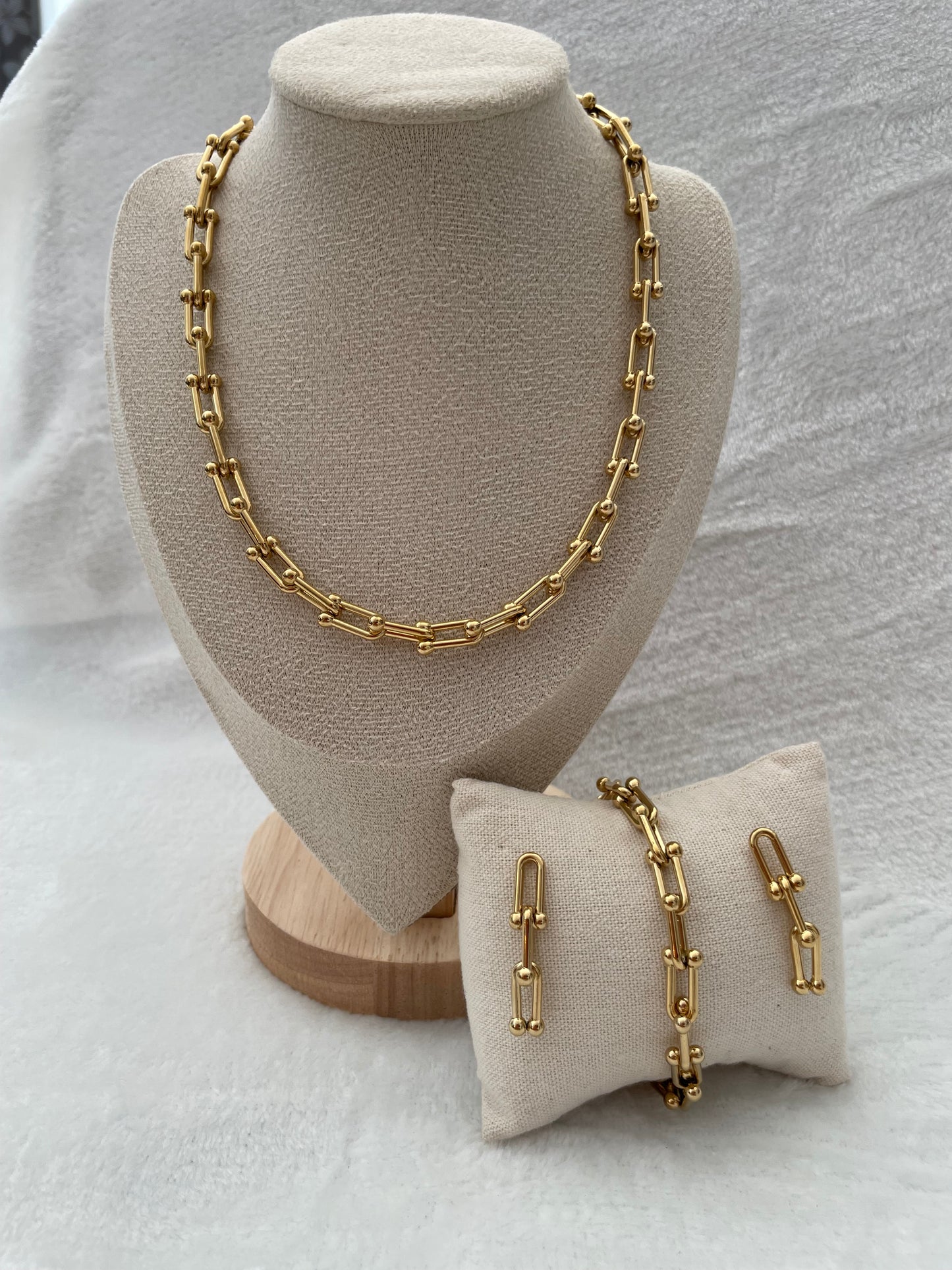 Conjunto de Collar, Pulsera y Aretes Dorados de Eslabones "U" con Detalles de Bolitas