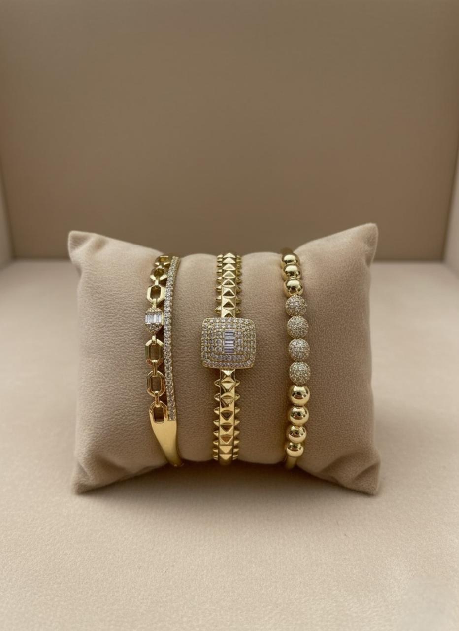 Oro y Brillo: Un Trío de Pulseras con Carácte