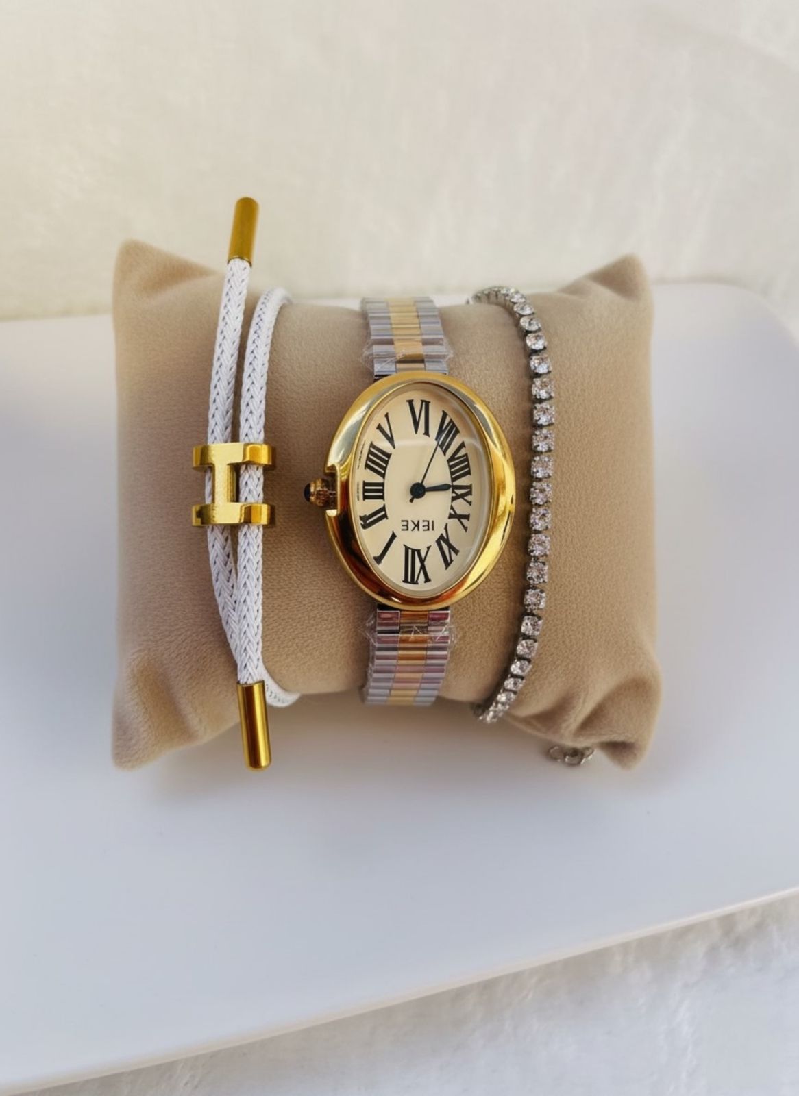 Elegancia Bicolor: Reloj Ovalado y Pulseras Modernas