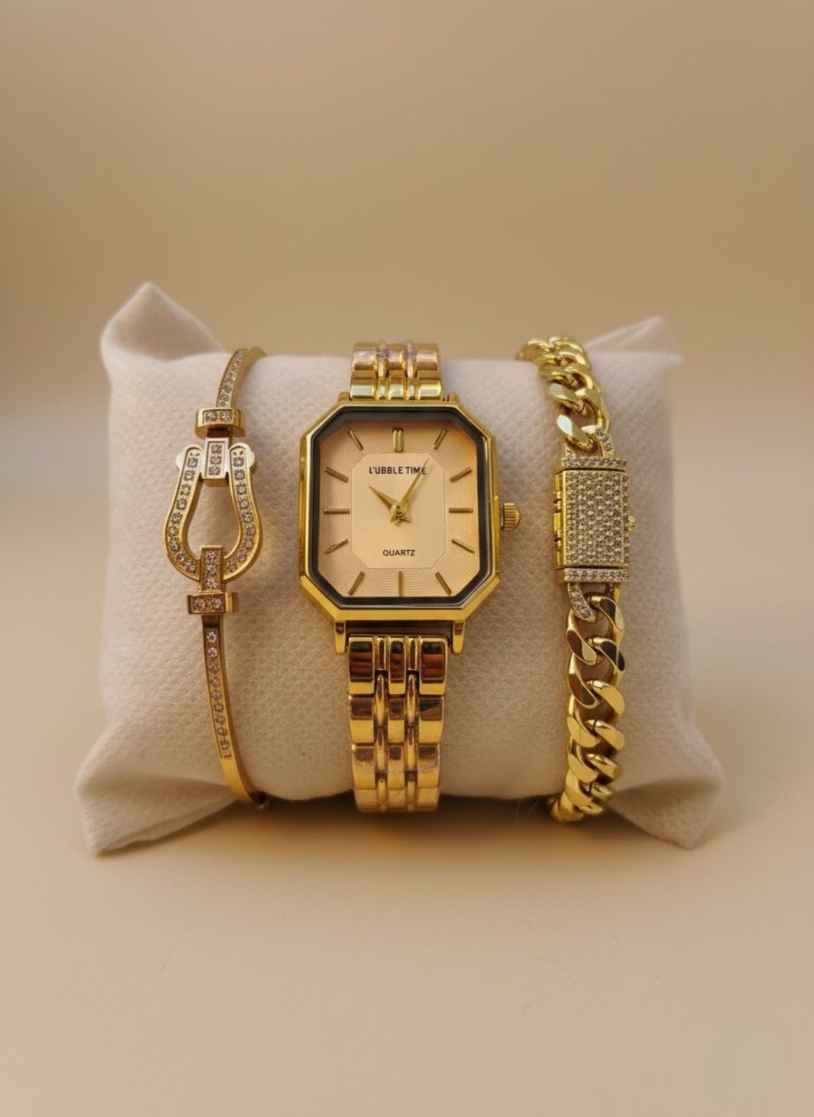 Glamour Dorado: Reloj Cuadrado y Pulseras con Carácter