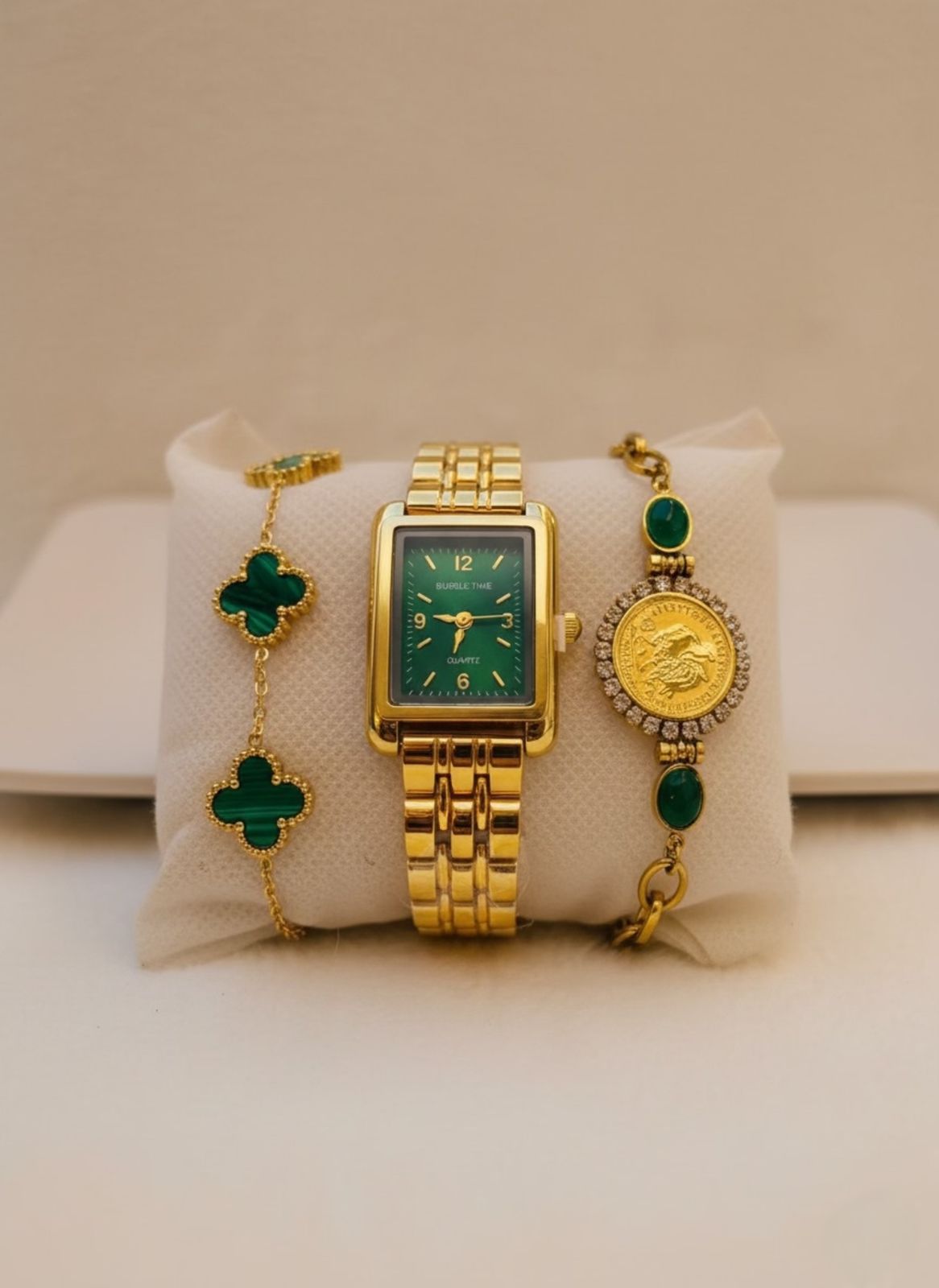 Verde Esmeralda y Oro: Un Conjunto de Lujo Atemporal