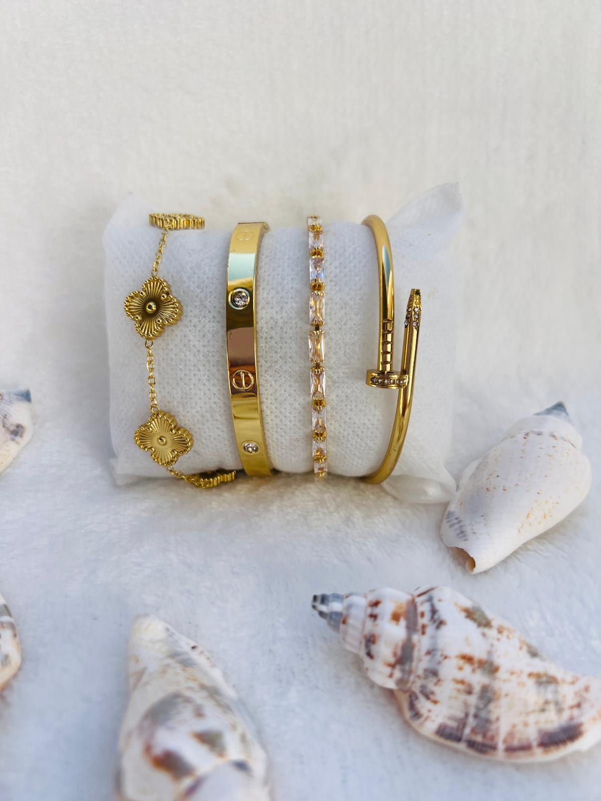 Set de Pulseras Doradas: Símbolo de Elegancia y Distinción Atemporal