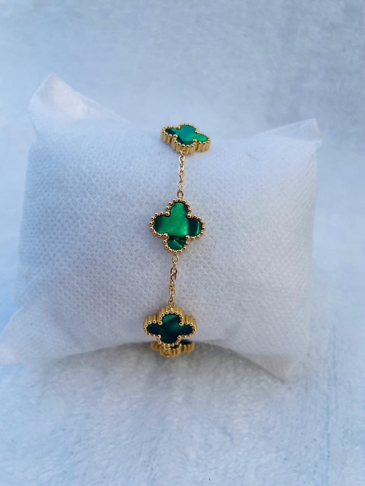 Pulsera dorada con tréboles verdes de nácar
