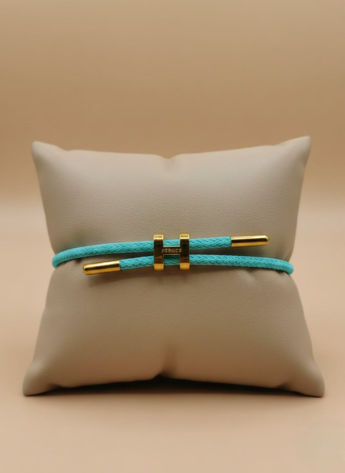 Pulsera Minimalista Azul Claro con Detalles Dorados