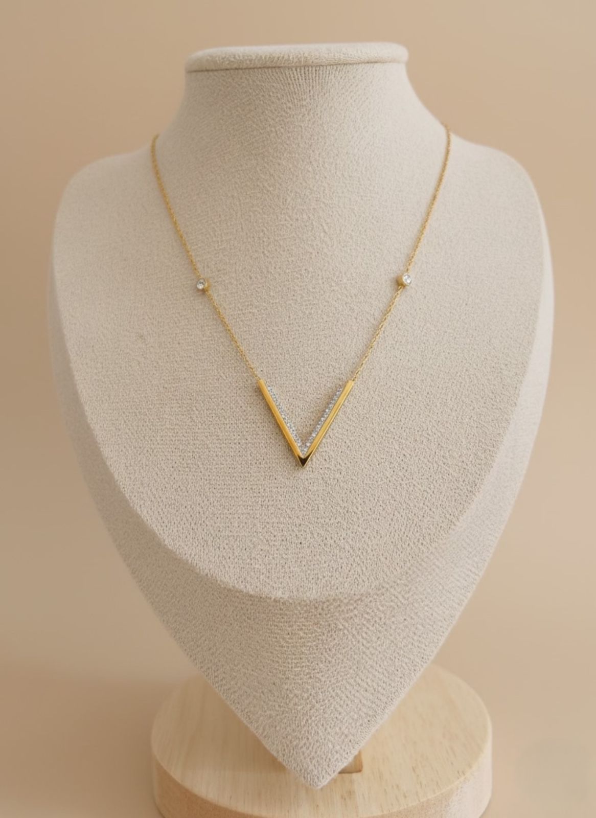 Collar Geométrico en V con Detalles de Circonitas