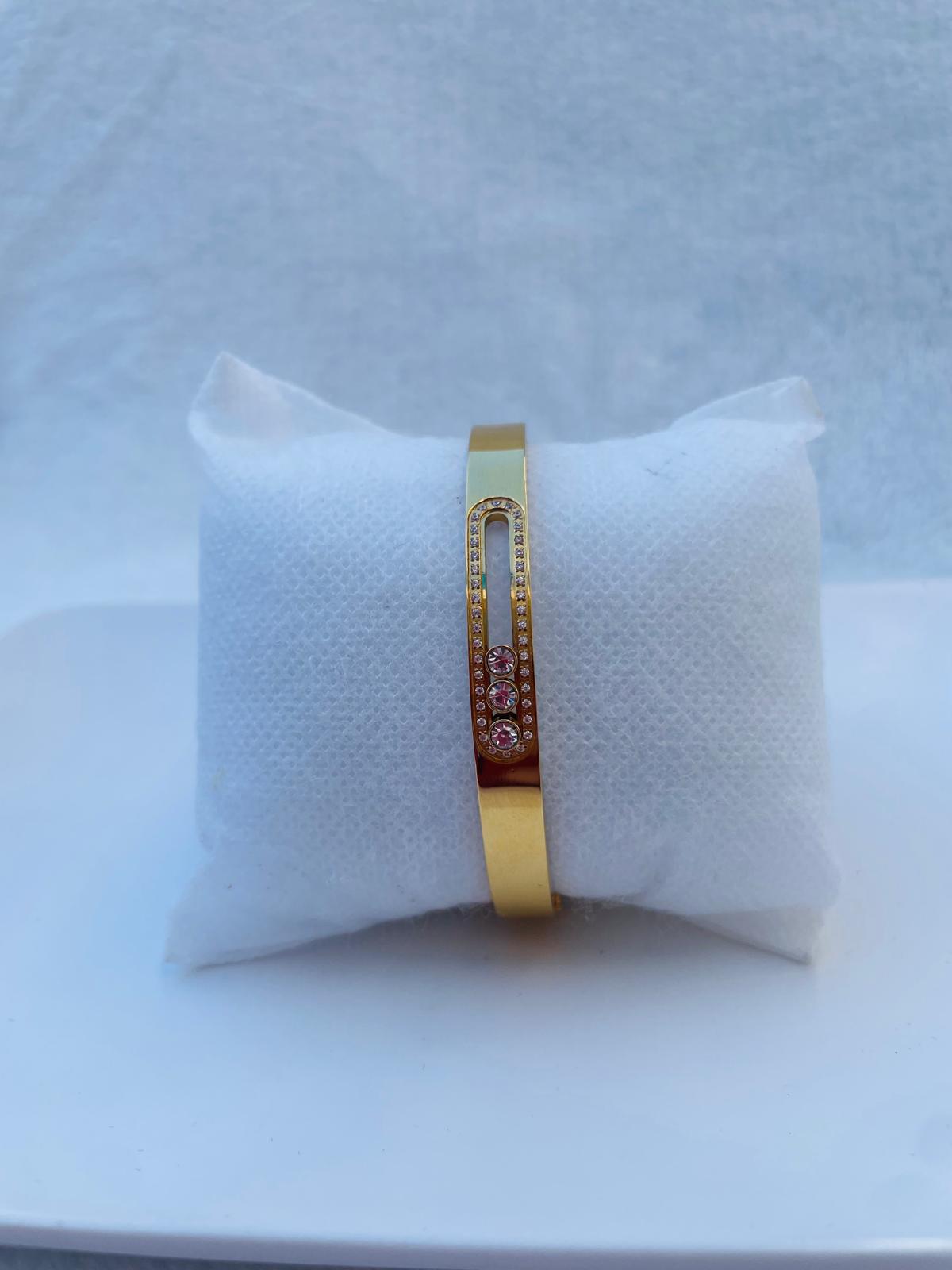 Elegante Brazalete Dorado con Detalles de Zirconia blanca