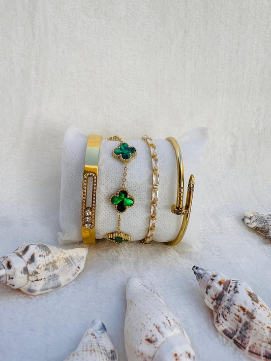 Set de Pulseras Oro y Esmeralda: Elegancia Vibrante y Carácter Único