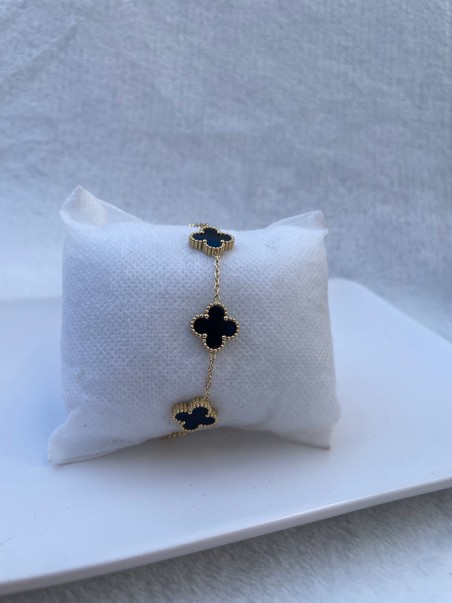 Pulsera Dorada con Tréboles Negros de la Suerte