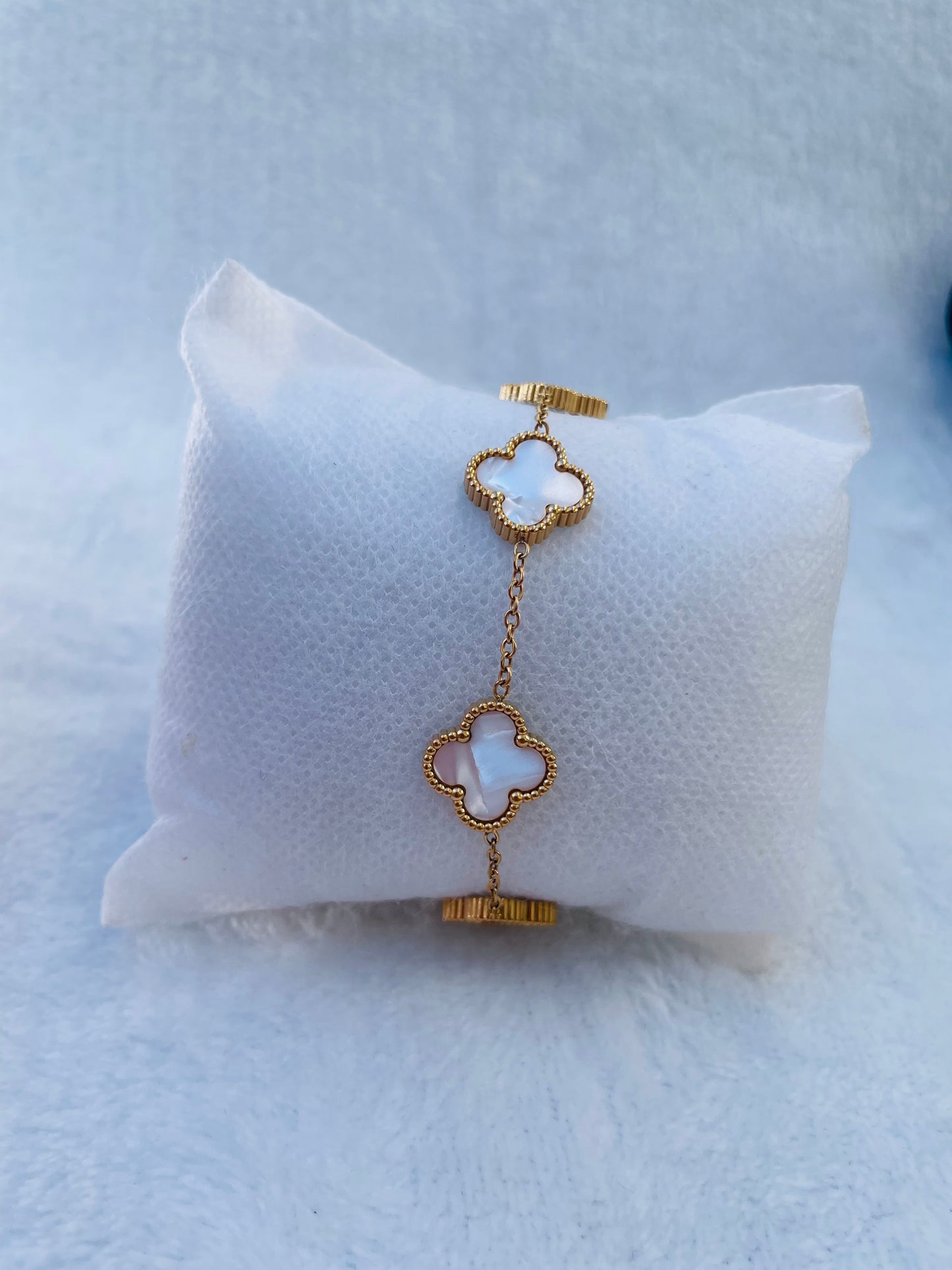 Lucky Clover Ring Bracelet with Mother-of-Pearl - Elegant Gold-Colored Jewelry for Women
