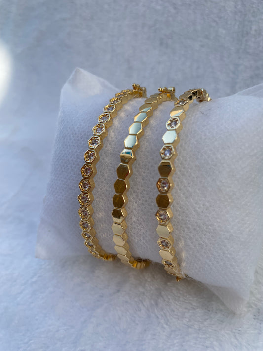 Brazaletes hexagonales dorados: Elegancia y Brillo