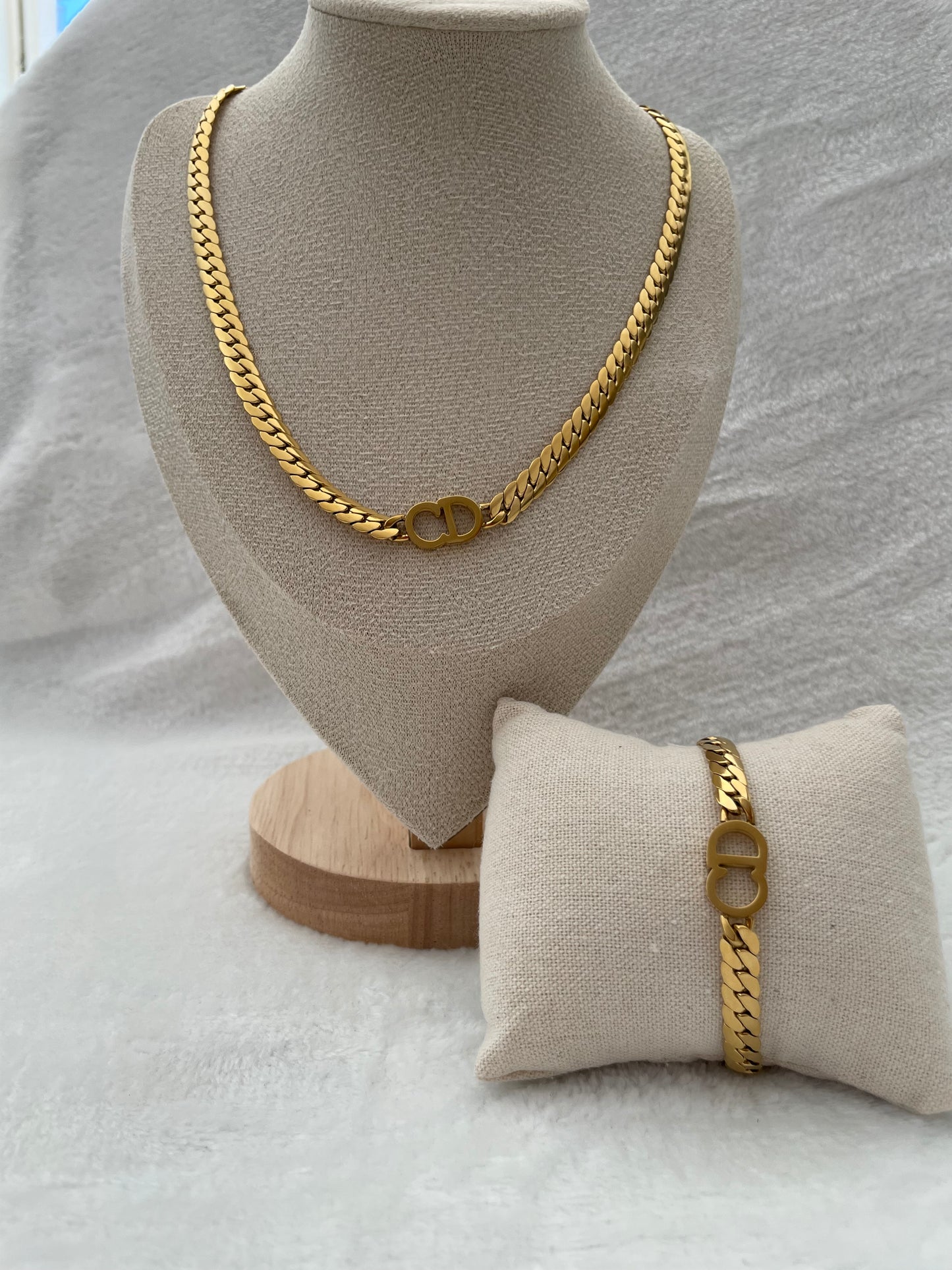 Conjunto de Collar y Pulsera Dorados con Eslabones y Logo "CD"