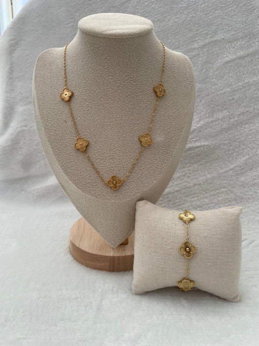 Conjunto de Collar y Pulsera Dorados con Motivos Florales de Cuatro Pétalos