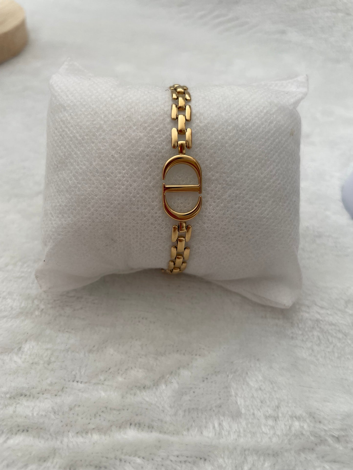 Pulsera dorada con eslabones y detalle central moderno Acero inoxidable