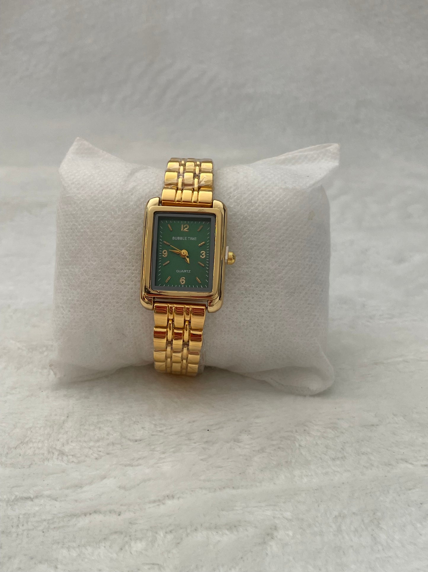 Elegante Reloj de Pulsera Dorado con Esfera Rectangular Verde