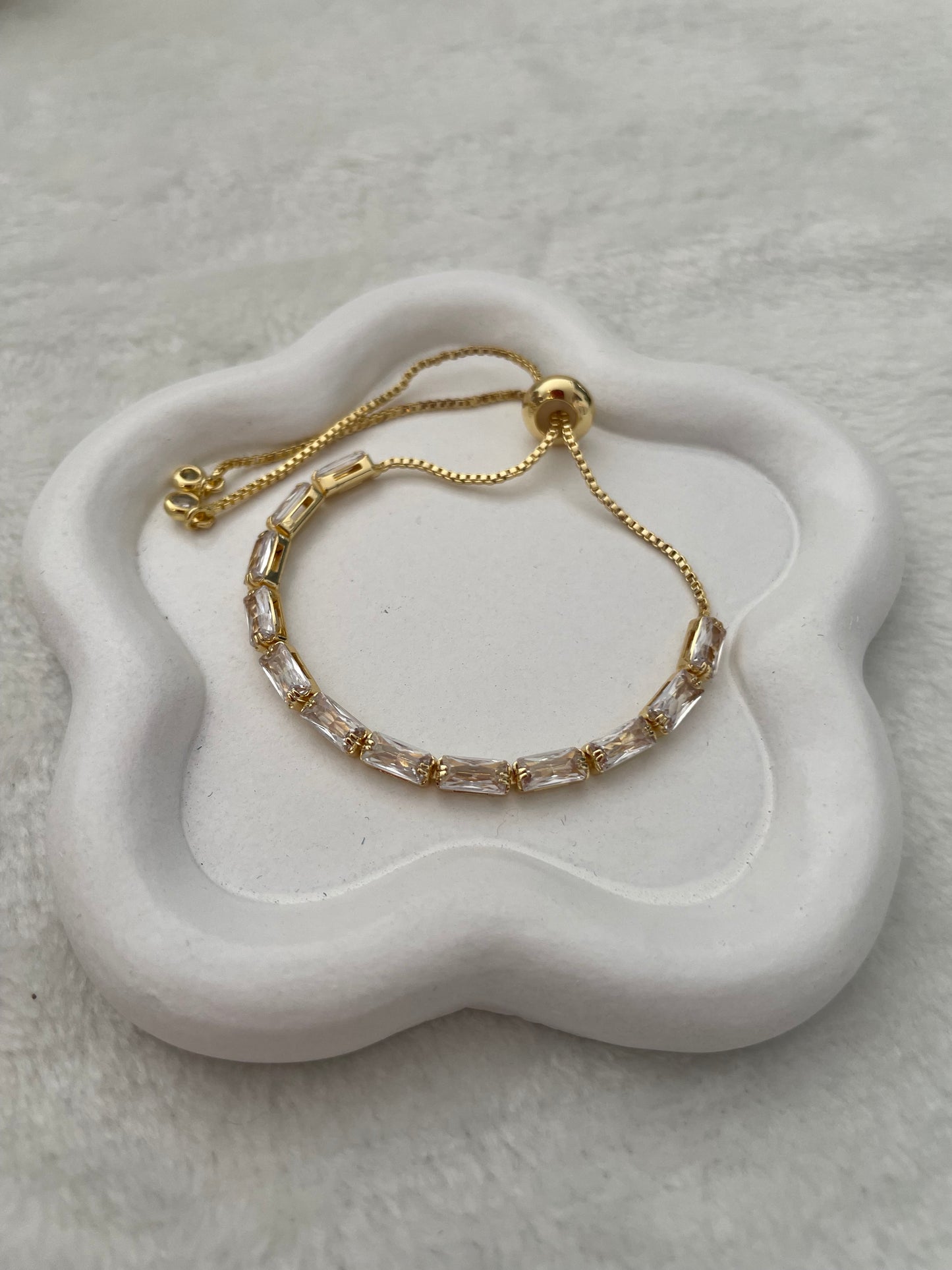 Pulsera Ajustable de Cadena Dorada con Circonitas Rectangulares