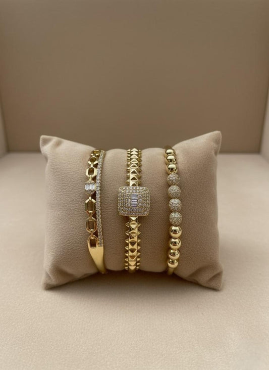 Oro y Brillo: Un Trío de Pulseras con Carácte