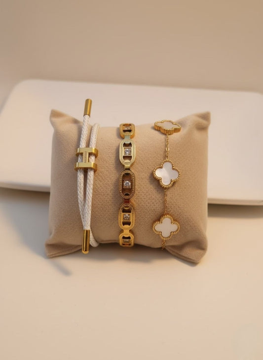 Armonía en Blanco y Oro: Pulseras con Encanto y Elegancia