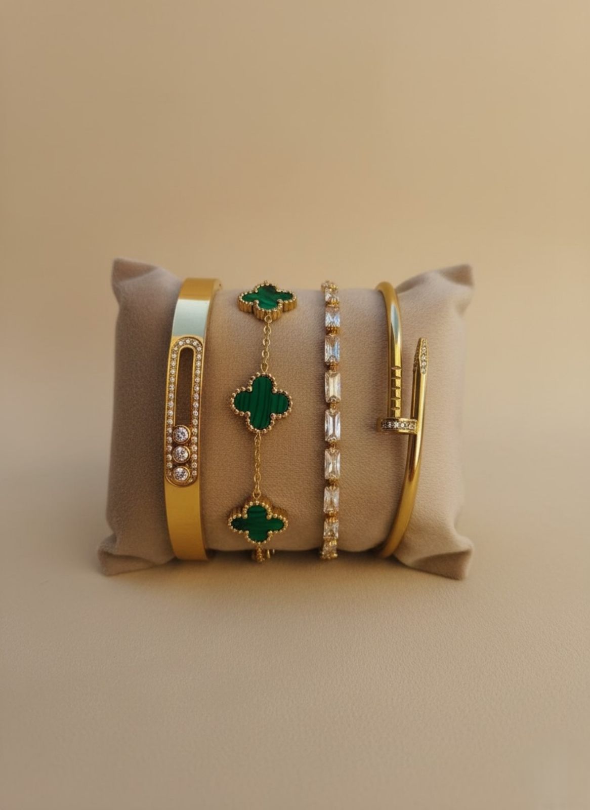 Verde Esmeralda y Destellos Dorados: Un Lujo de Pulseras