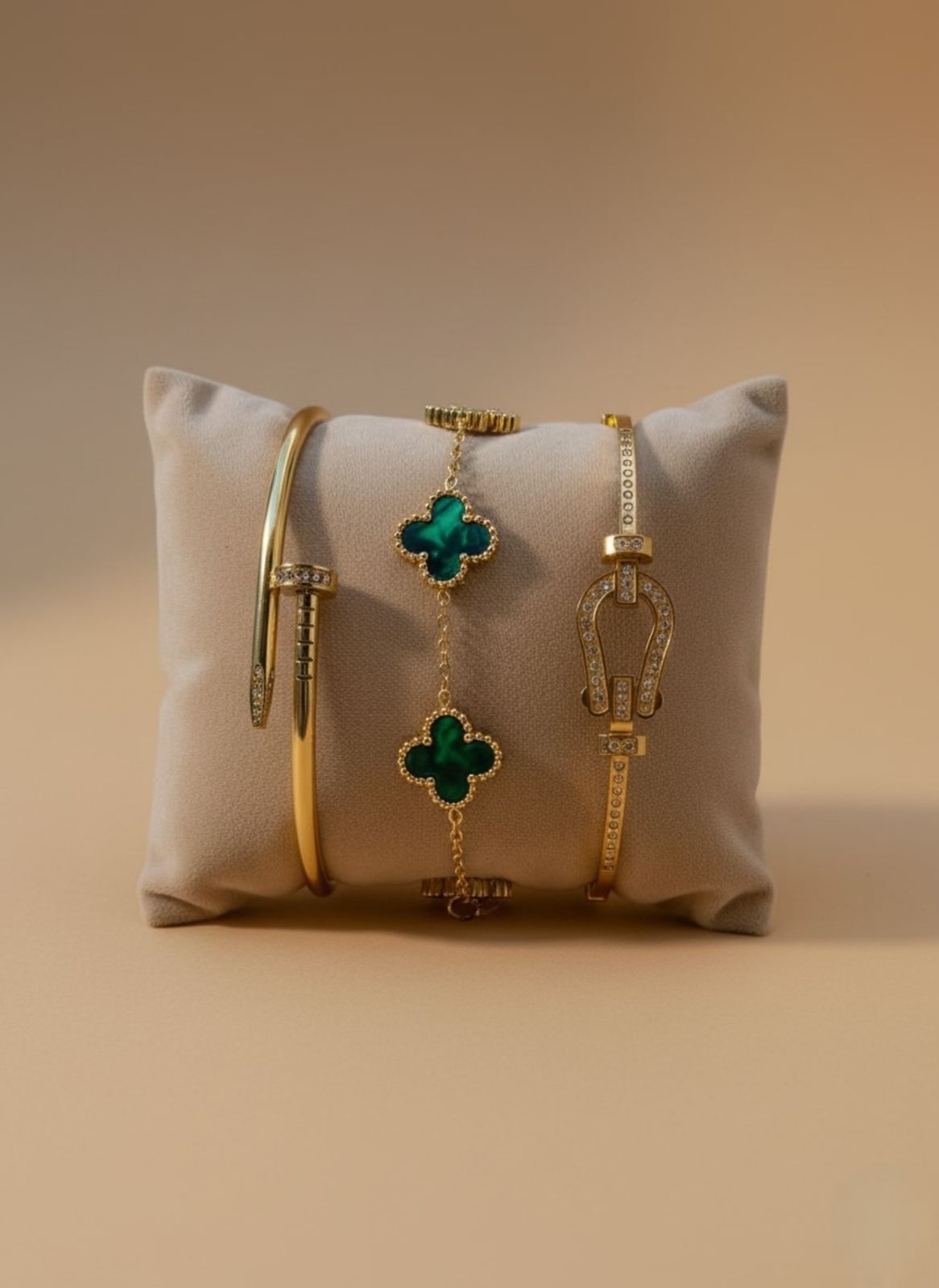 Oro, Verde Esmeralda y Brillo: Un Trío de Pulseras con Estilo Distintivo