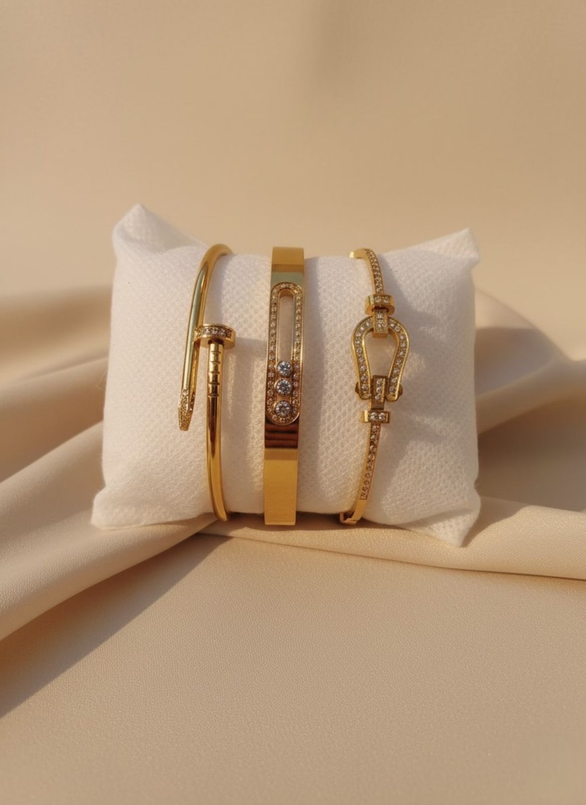 Oro Radiante y Detalles Brillantes: Un Trío de Pulseras con Estilo Moderno
