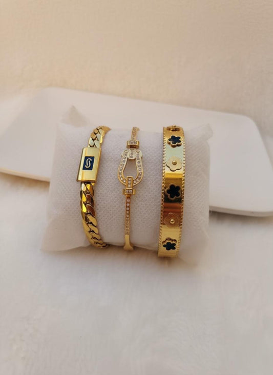 Oro, Detalles Azules y Brillo: Un Trío de Pulseras con Estilo Audaz