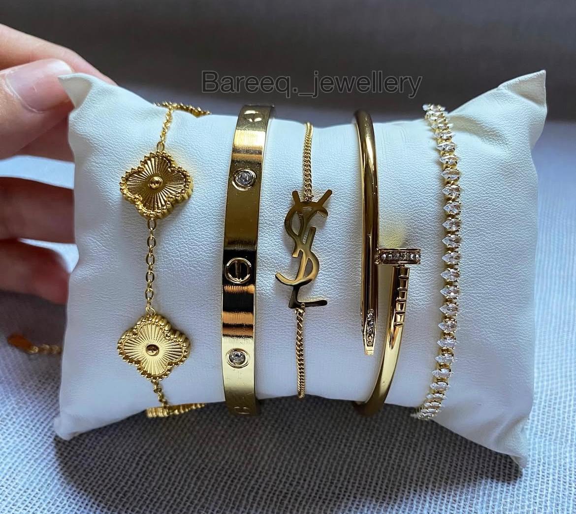 Set de 5 Pulseras y Brazaletes Dorados de Diseño Variado