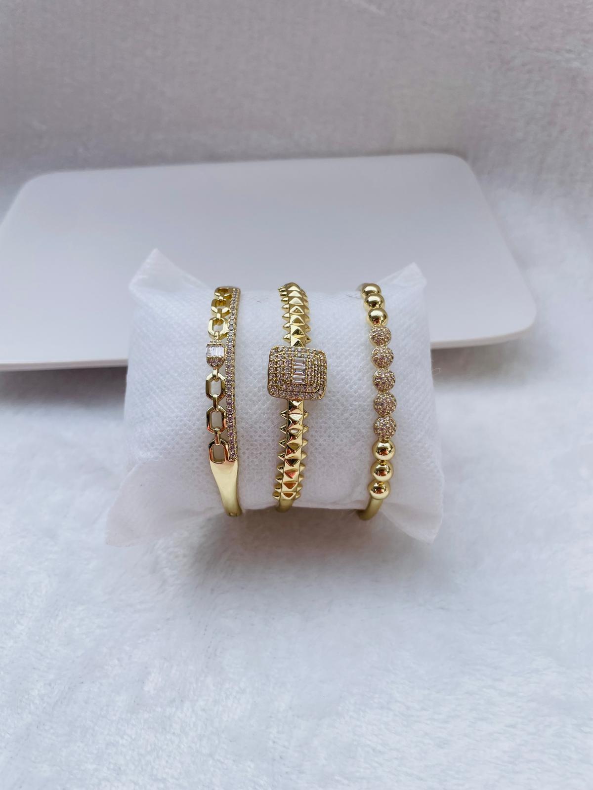 Brazaletes de Oro: Brillo Contemporáneo