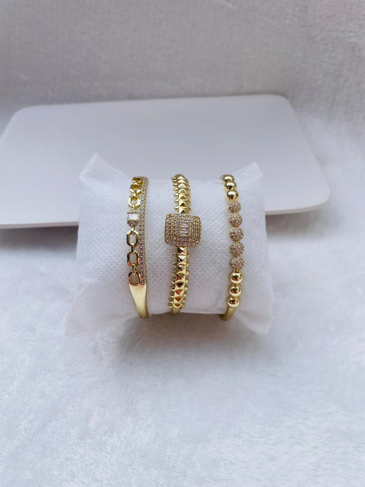 Brazaletes de Oro: Brillo Contemporáneo