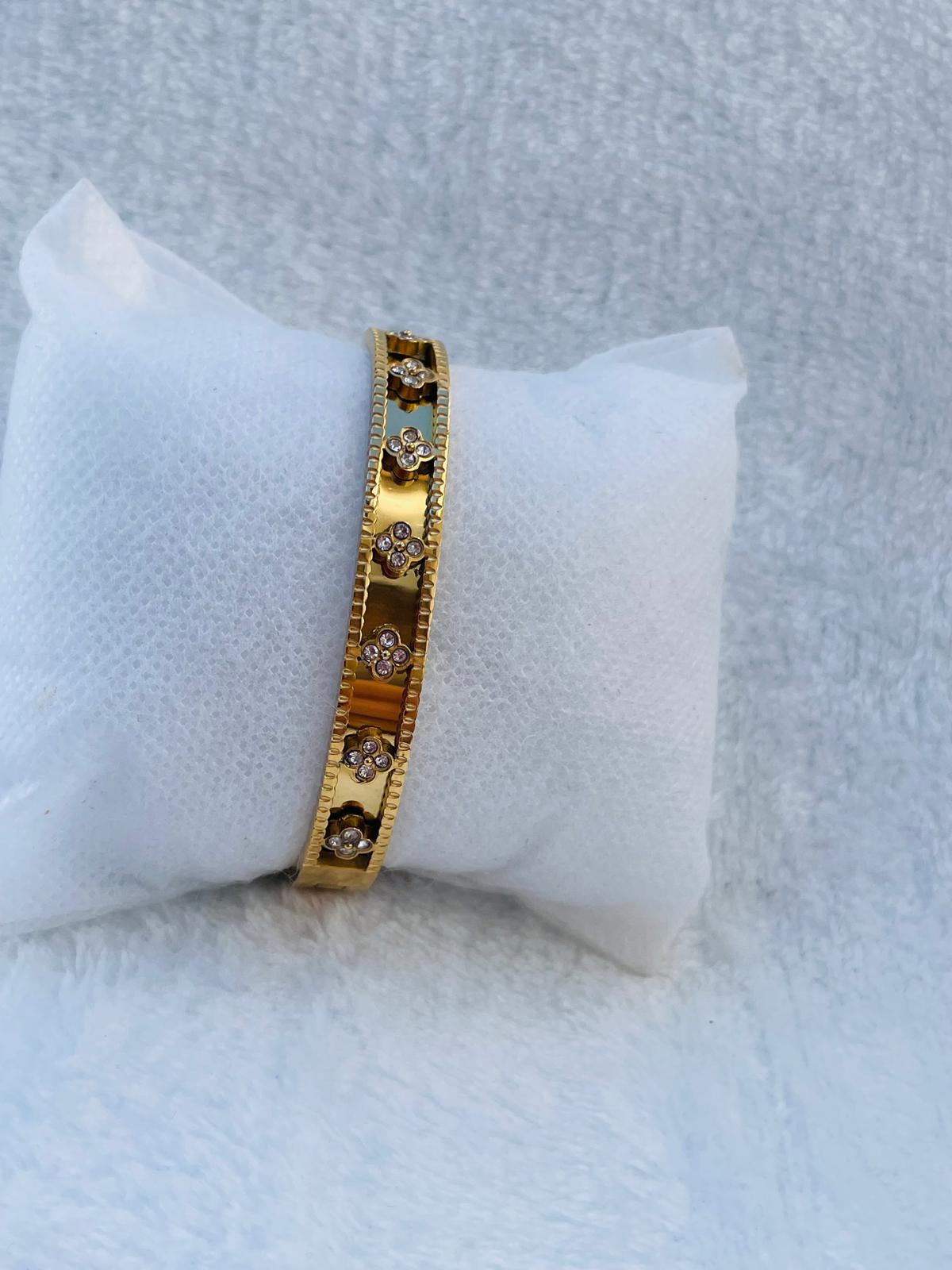 Gold-plated rigid bracelet with four-petal flower motifs and zircons