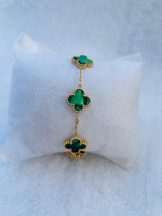 Pulsera dorada con tréboles verdes de nácar