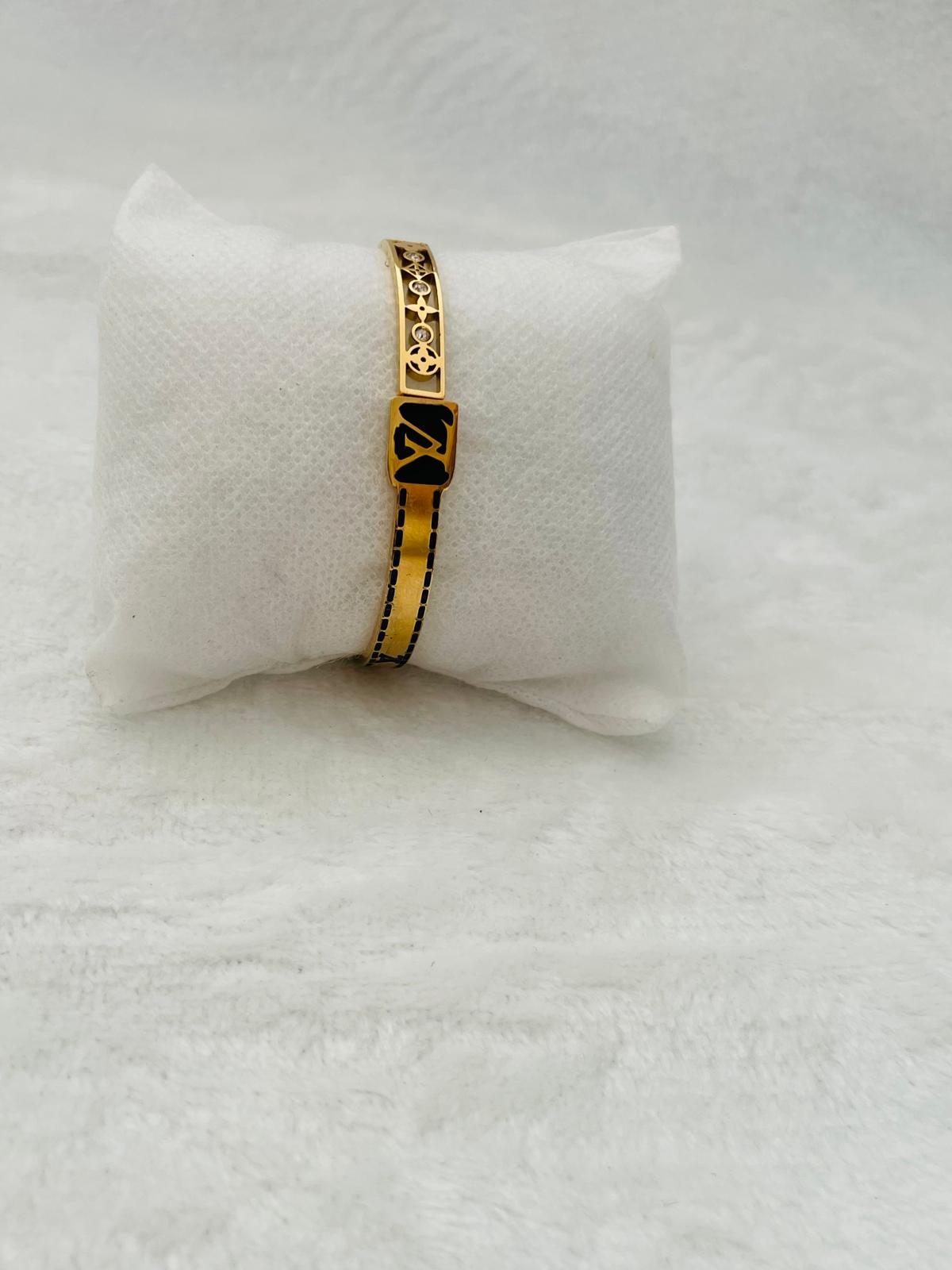 Elegante Pulsera Chapada en Oro con Detalles de Esmalte Negro