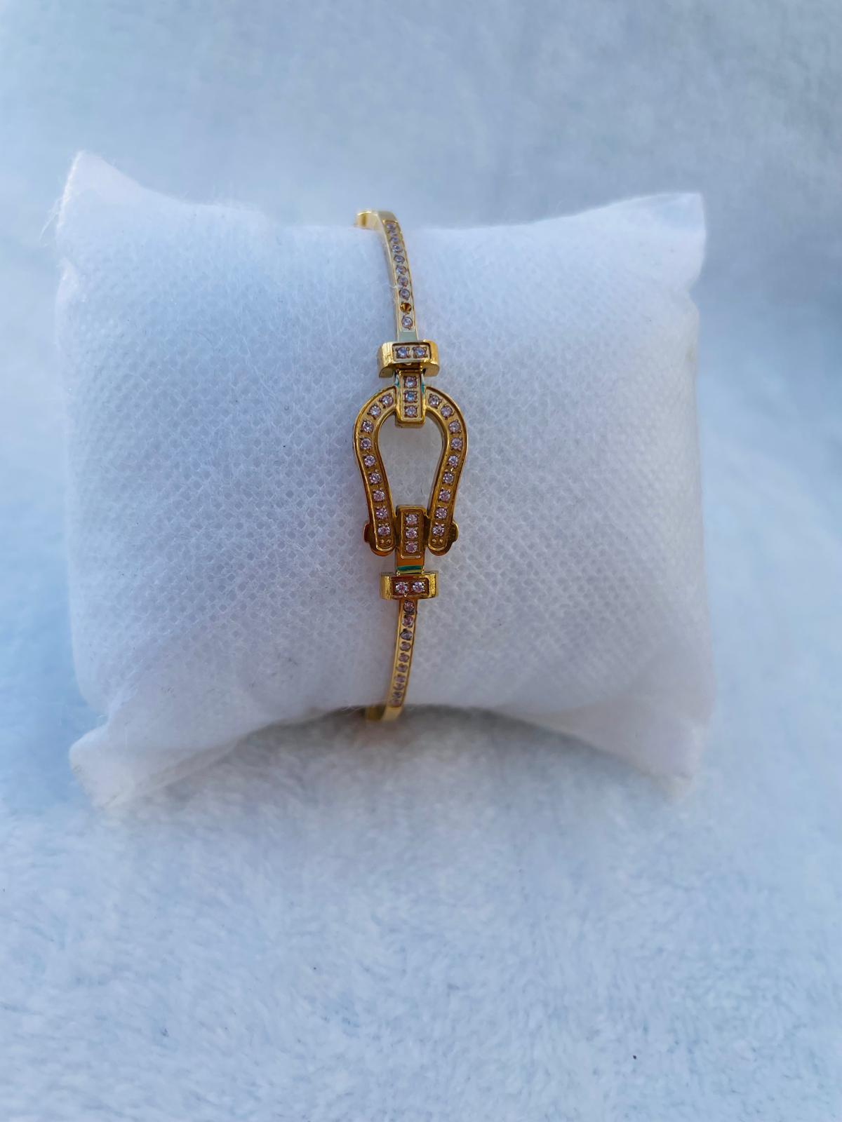 Pulsera Rígida con Diseño de Hebilla Engastada en Circonitas y Chapada en Oro