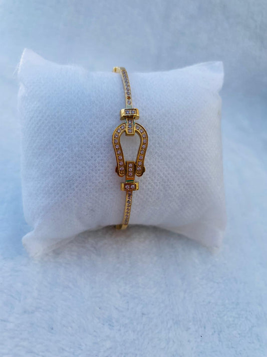 Pulsera Rígida con Diseño de Hebilla Engastada en Circonitas y Chapada en Oro