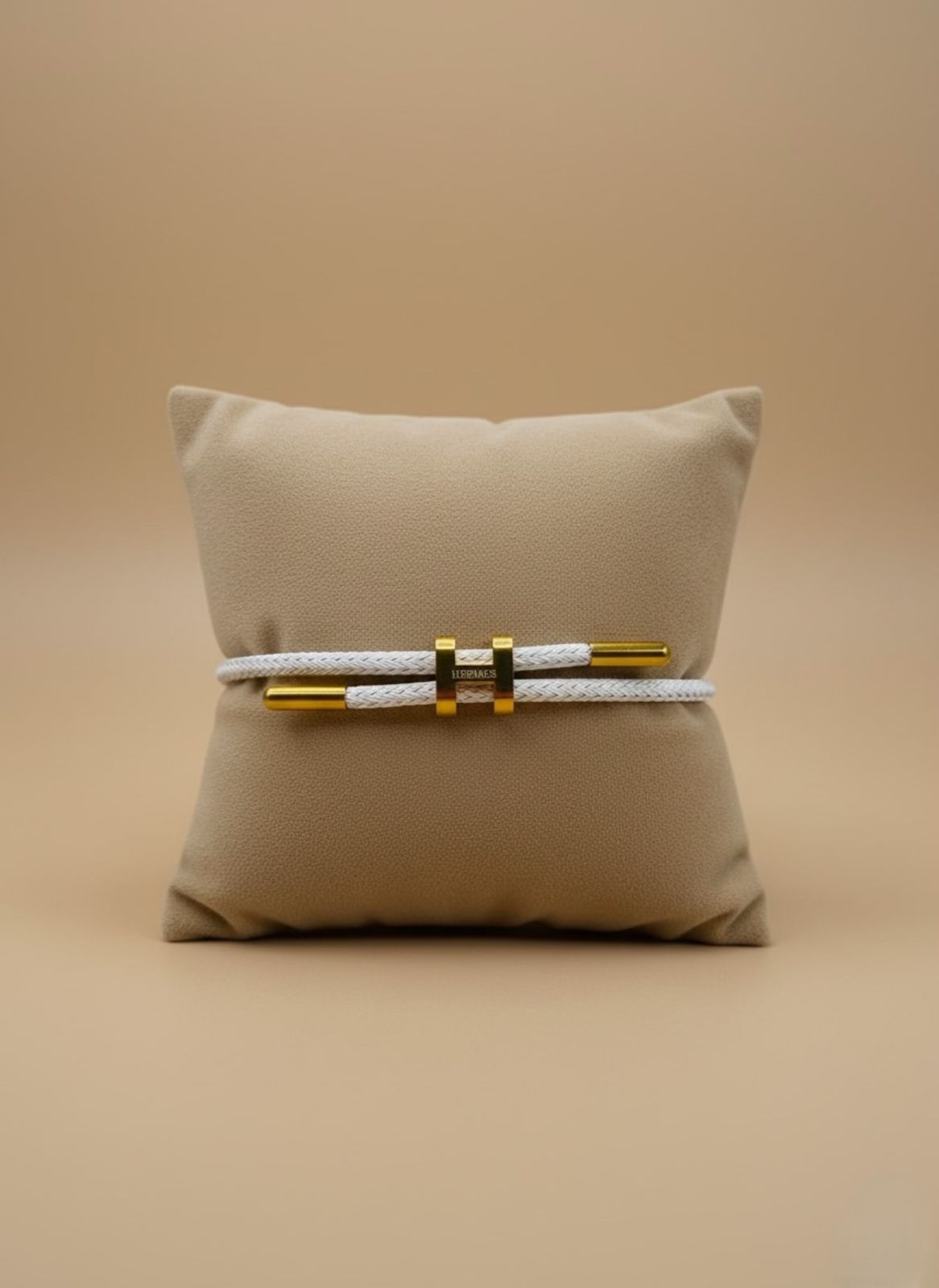 Pulsera Minimalista Blanca con Detalles Dorados "HERMES"