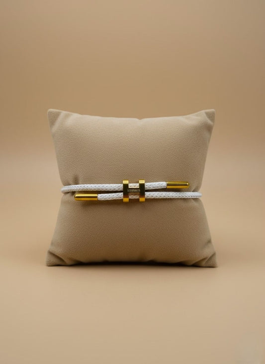 Pulsera Minimalista Blanca con Detalles Dorados "HERMES"