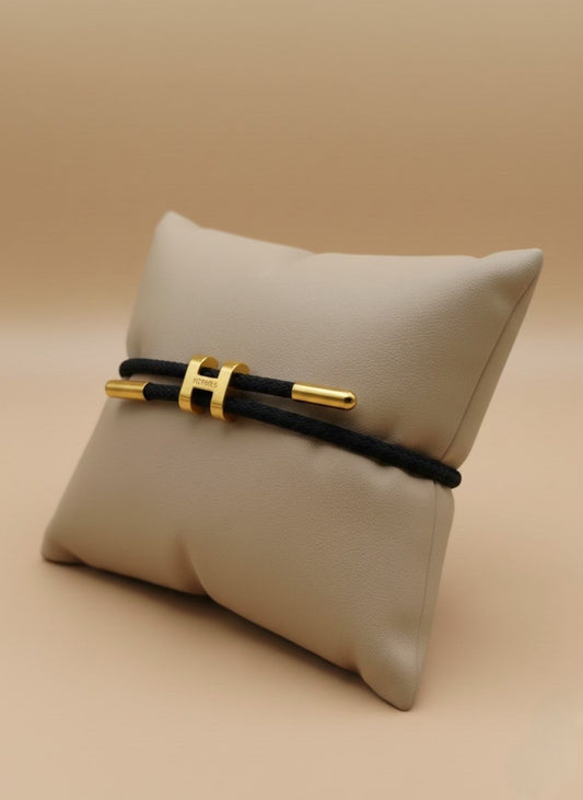 Pulsera Minimalista Negra con Detalles Dorados