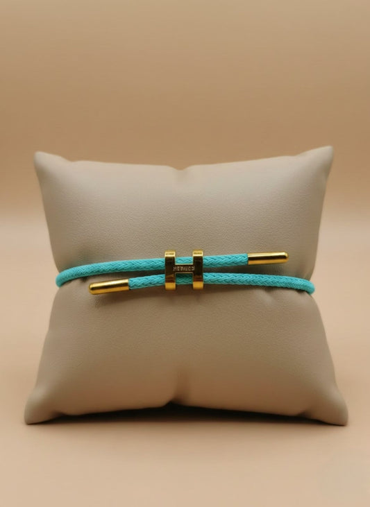 Pulsera Minimalista Azul Claro con Detalles Dorados