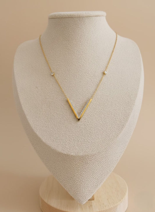 Collar Geométrico en V con Detalles de Circonitas