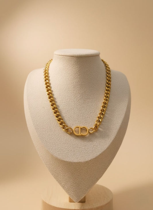 Collar de Cadena Dorada con Dijes "CD"