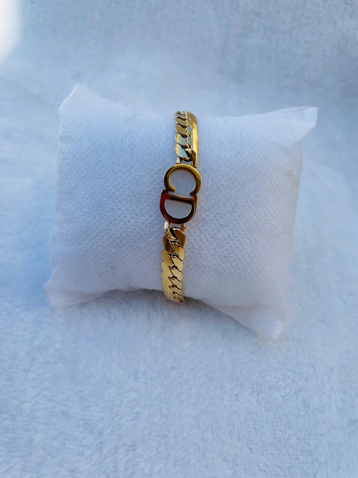 Pulsera dorada con detalle central moderno