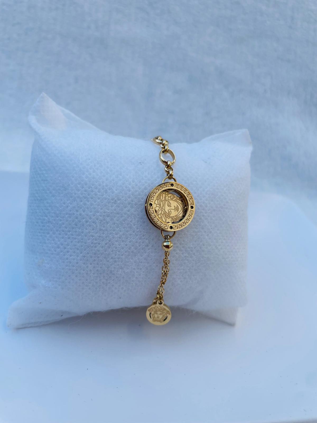 Pulsera Dorada con Medallón Medusa y Diseño Griego